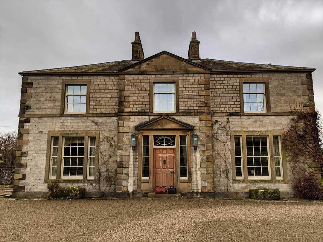 ジョンチャップマンのインスタグラム：「What a gorgeous spot. The lovely @underleyestate in Cumbria, our home county, was visited by two well worn Chapman bags. Still looking fabulous after many years.」