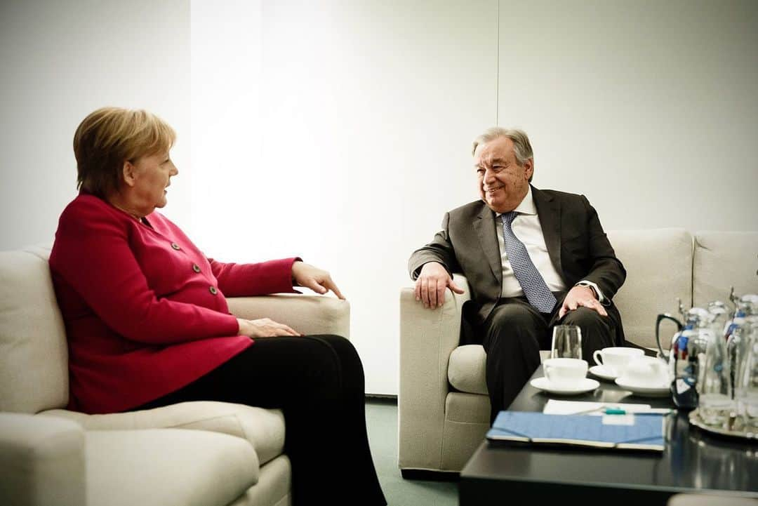 アンゲラ・メルケルさんのインスタグラム写真 - (アンゲラ・メルケルInstagram)「Bundeskanzlerin Merkel empfängt UN-Generalsekretär Antonio Guterres im Bundeskanzleramt. Guterres ist anlässlich der Eröffnung des Internet Governance Forum in Berlin. Nicht nur das Internet ist ein wichtiges Thema des Gesprächs – auch Syrien, Libyen, die weltweiten Nachhaltigkeitsziele und das Klima stehen auf der Agenda. --- Chancellor Merkel receives UN Secretary-General @antonioguterres at the Federal Chancellery. Guterres attended the opening of the #IGF2019 in Berlin. Not only the Internet is an important topic between the two - Syria, Libya, the global sustainability goals and the climate are also on the agenda. . . . #kanzlerin #bundeskanzlerin #politik #politics #vereintenationen #UN #dialogue」11月27日 2時26分 - bundeskanzlerin