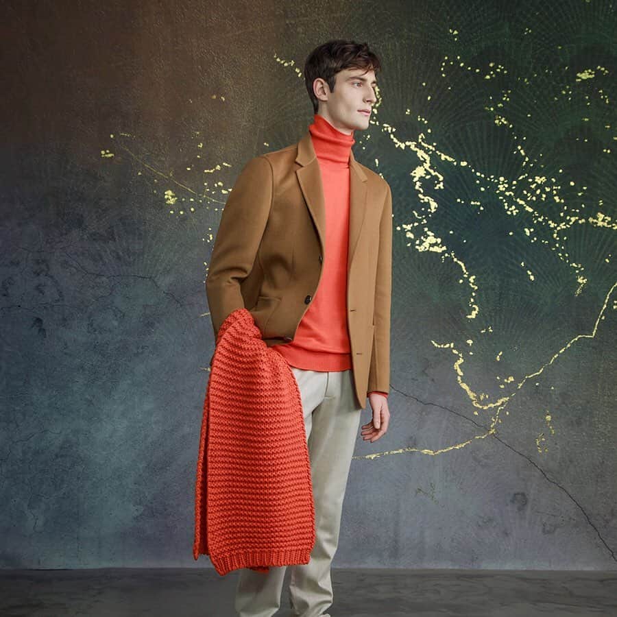 Johnstonsさんのインスタグラム写真 - (JohnstonsInstagram)「Our men's camel cashmere soft sport jacket with clean lines and a smooth matte finish. For a more casual take on similar compositions, our soft sport jacket is available in this season’s colour options of navy and camel, effortlessly stylish and versatile.」11月27日 2時27分 - johnstonsofelgin