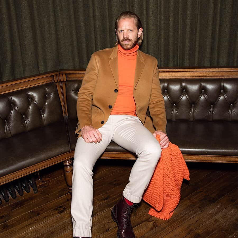 Johnstonsさんのインスタグラム写真 - (JohnstonsInstagram)「Our men's camel cashmere soft sport jacket with clean lines and a smooth matte finish. For a more casual take on similar compositions, our soft sport jacket is available in this season’s colour options of navy and camel, effortlessly stylish and versatile.」11月27日 2時27分 - johnstonsofelgin
