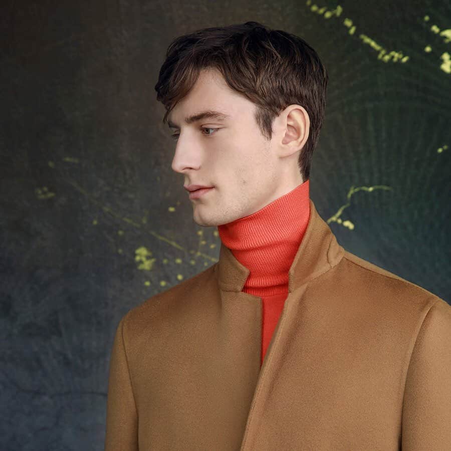 Johnstonsさんのインスタグラム写真 - (JohnstonsInstagram)「Our men's camel cashmere soft sport jacket with clean lines and a smooth matte finish. For a more casual take on similar compositions, our soft sport jacket is available in this season’s colour options of navy and camel, effortlessly stylish and versatile.」11月27日 2時27分 - johnstonsofelgin