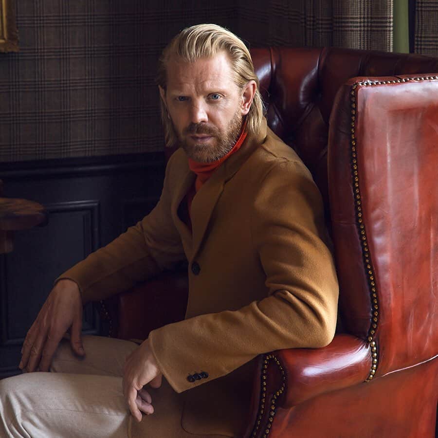 Johnstonsさんのインスタグラム写真 - (JohnstonsInstagram)「Our men's camel cashmere soft sport jacket with clean lines and a smooth matte finish. For a more casual take on similar compositions, our soft sport jacket is available in this season’s colour options of navy and camel, effortlessly stylish and versatile.」11月27日 2時27分 - johnstonsofelgin