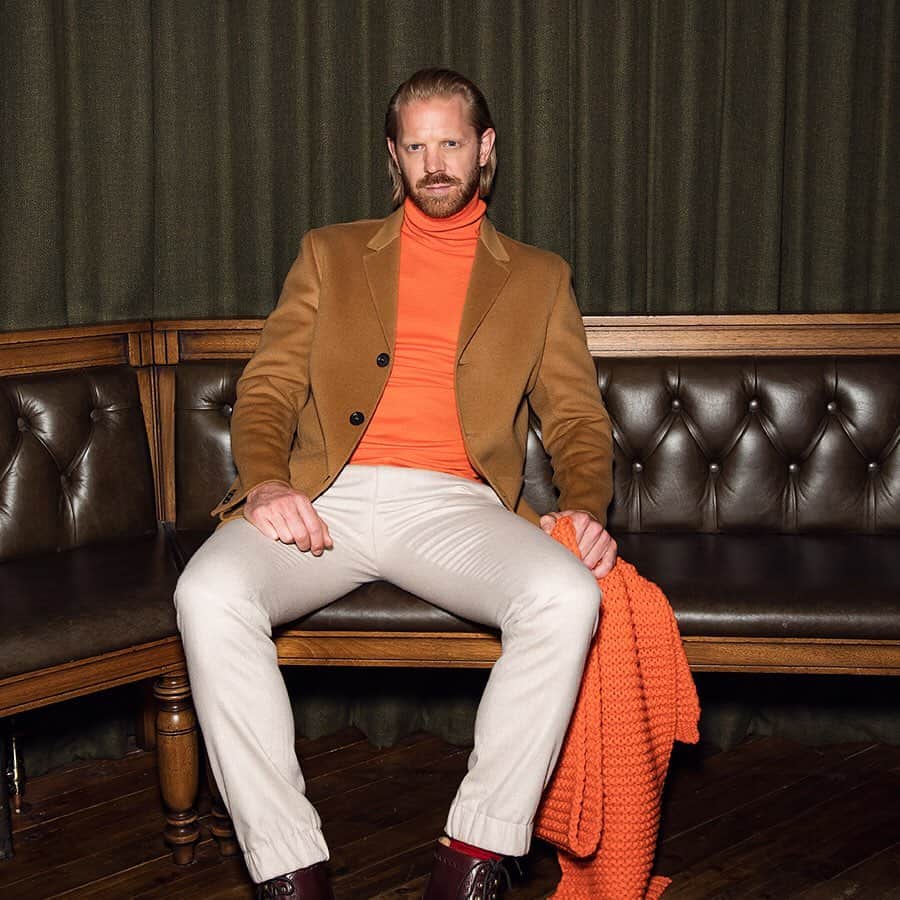 Johnstonsさんのインスタグラム写真 - (JohnstonsInstagram)「Our men's camel cashmere soft sport jacket with clean lines and a smooth matte finish. For a more casual take on similar compositions, our soft sport jacket is available in this season’s colour options of navy and camel, effortlessly stylish and versatile.」11月27日 2時27分 - johnstonsofelgin