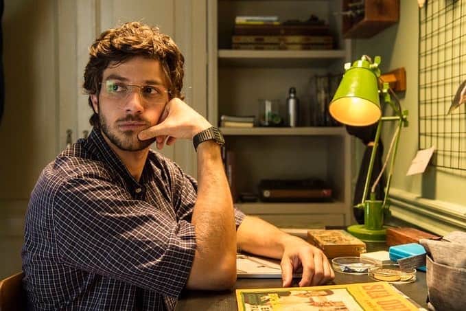 Chay Suedeのインスタグラム：「Nascemos ontem, muita vida pela frente, muita coisa bonita pra ver, história brasileira no melhor e único sentido possível. Novela boa, simples e real, feita pra prender a gente no sofá de casa. Me sinto honrado e orgulhoso por poder ajudar a contar essa história. Obrigado!  #amordemae」