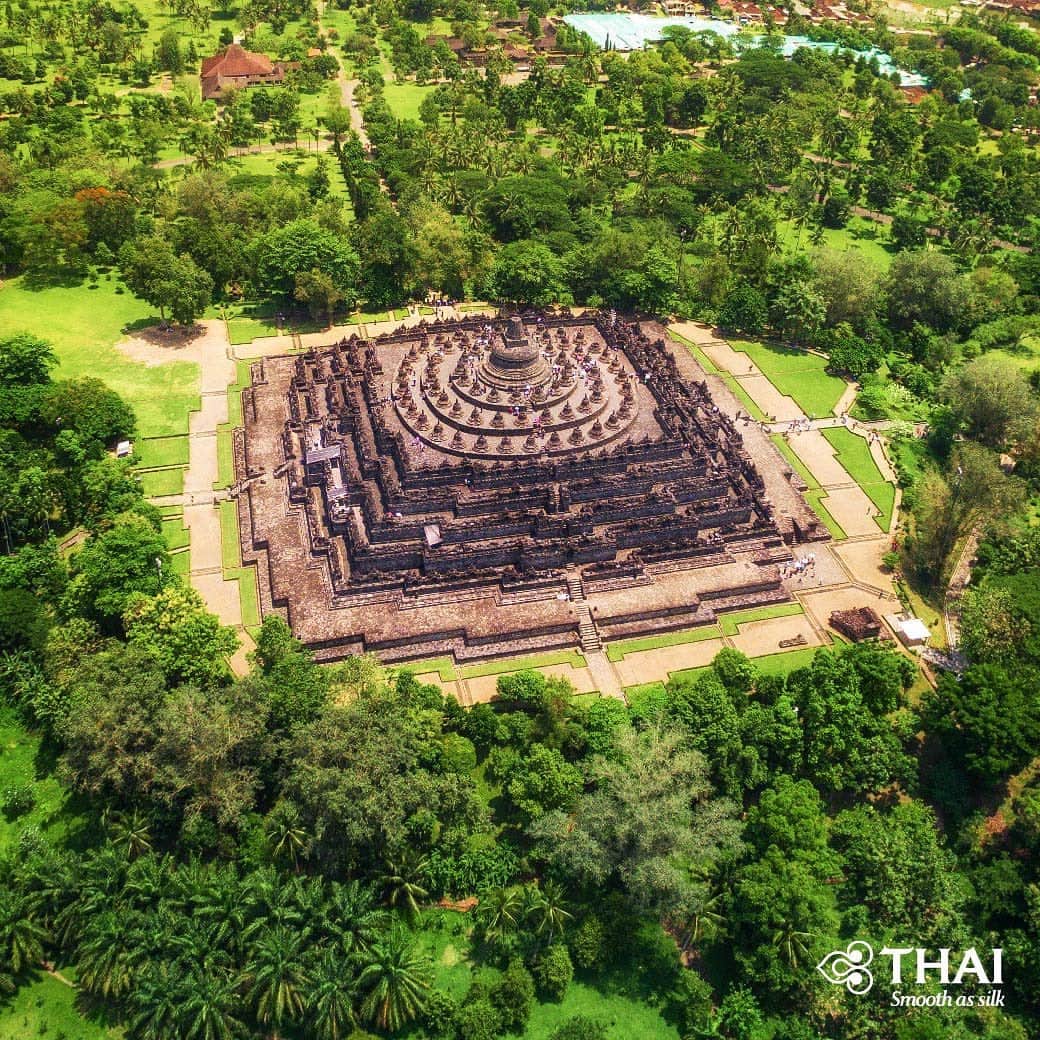 のインスタグラム：「Standing as the largest Buddhist temple in the world, the Borobudur Temple is remarkable for its attention to details, complete with elaborate carvings and 72 surrounding Buddha statues within the temple complex. This massive ancient temple is guaranteed to take your breath away.  #ThaiAirways #Borobudur #BorobudurTemple #Indonesia #WonderfulIndonesia #FlyTHAItoIndonesia」