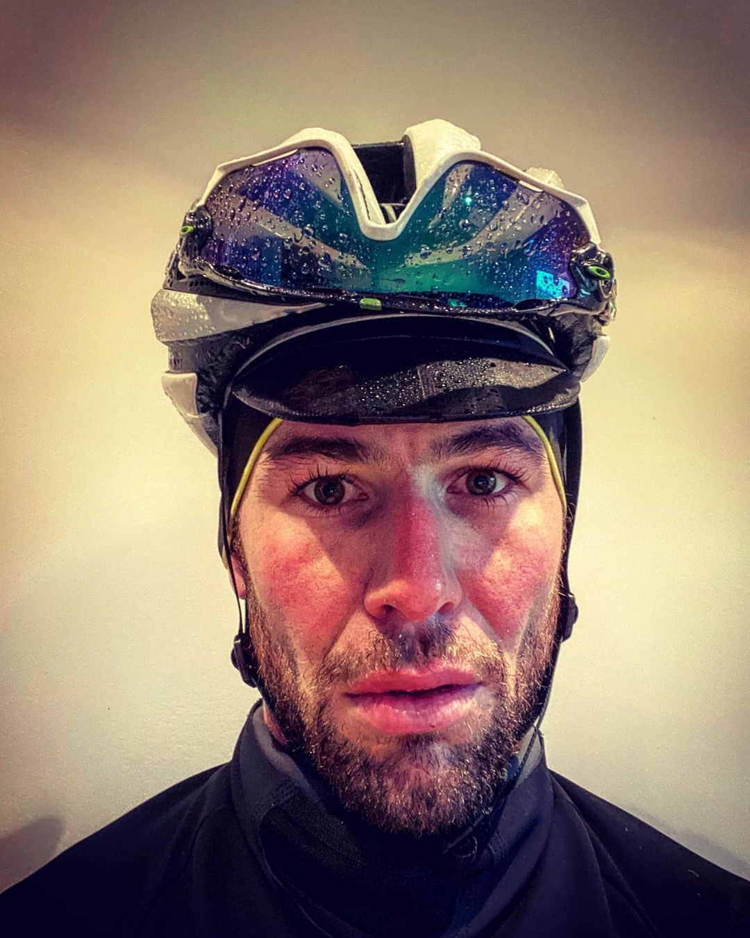 マーク・カヴェンディッシュのインスタグラム：「Battered by the elements. 🌧🌊🌪🌫」