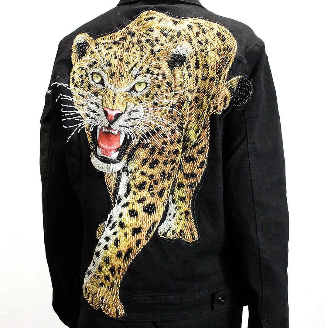 バトラー&ウィルソンさんのインスタグラム写真 - (バトラー&ウィルソンInstagram)「Sequin Denim Jackets available online and in-store now ✨🐆 Shop this Leopard Jacket at our Fulham Road Store now 🤩 • • #butlerandwilson #jackets #clothing #fashion #sequinjacket #uniqueclothing #unisexjackets #leopard #sequin」11月27日 2時47分 - butlerandwilson