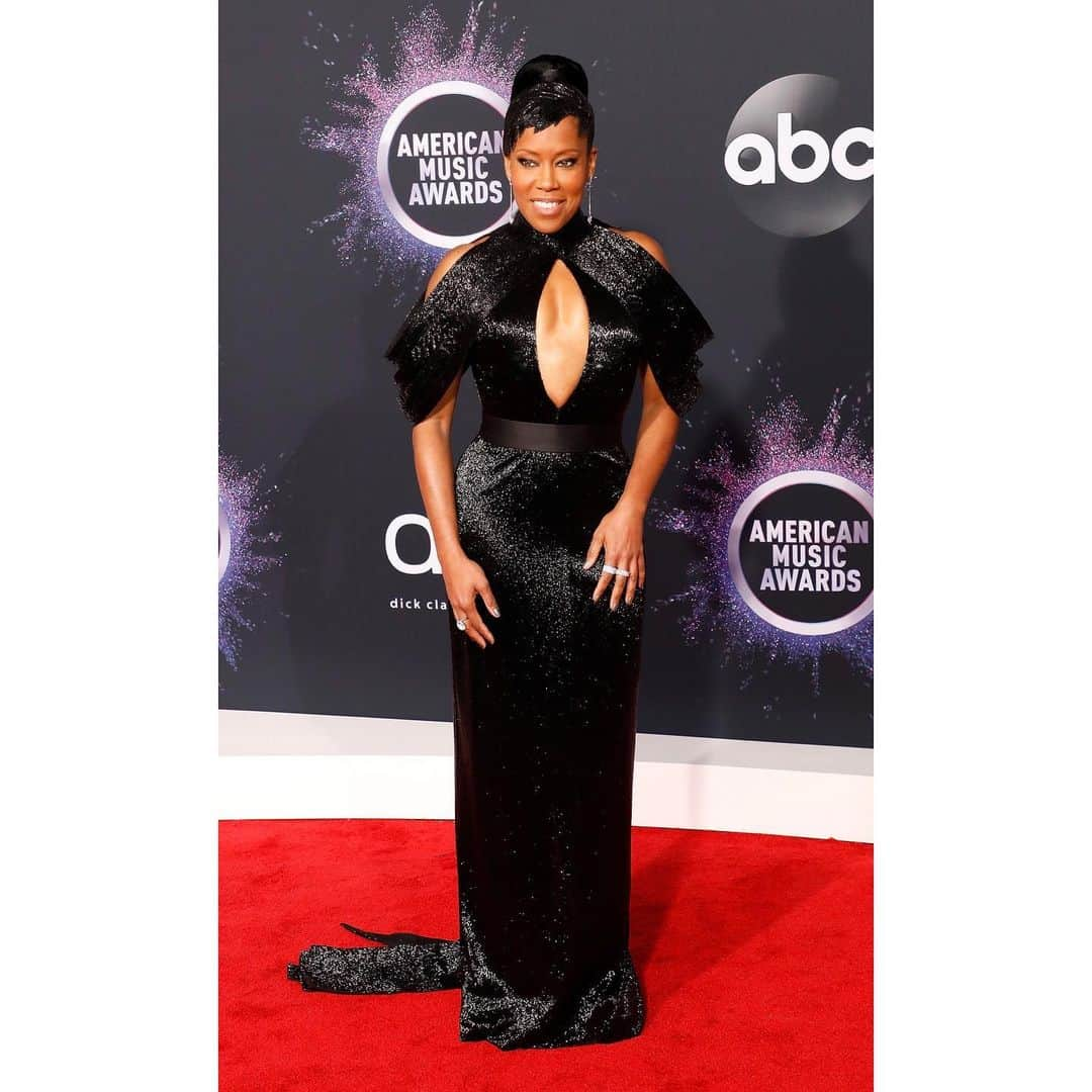 スチュアートワイツマンさんのインスタグラム写真 - (スチュアートワイツマンInstagram)「Before presenting the Artist of the Year Award, #ReginaKing walked the #AMAs red carpet in the #SOHOT sandals that coordinated with her sparkling black gown. @iamreginaking #inourshoes #SWWomen #StuartWeitzman」11月27日 2時55分 - stuartweitzman