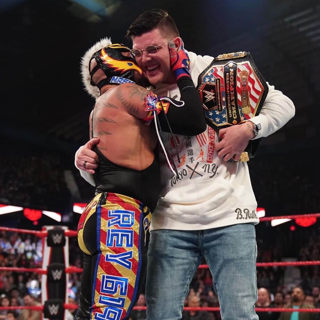 WWEさんのインスタグラム写真 - (WWEInstagram)「A proud family moment. #AndNew #USTitle @619iamlucha @dominik_35」11月27日 3時00分 - wwe