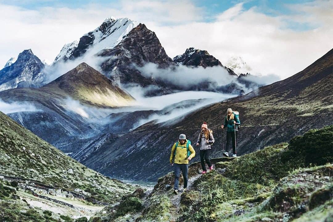 マウンテンハードウェアのインスタグラム：「Opportunities for appreciation aren’t presented like prayer flags raised into the sky—it’s up to us to recognize those moments and latch on. And while there are endless ways to show your gratitude, there’s one in particular we can help with… Check out our hand-picked assortment of gear to help make your gifting experience seamless, so you can focus on what’s really important: the giving. Link in bio. Photo: @jess_talley.」