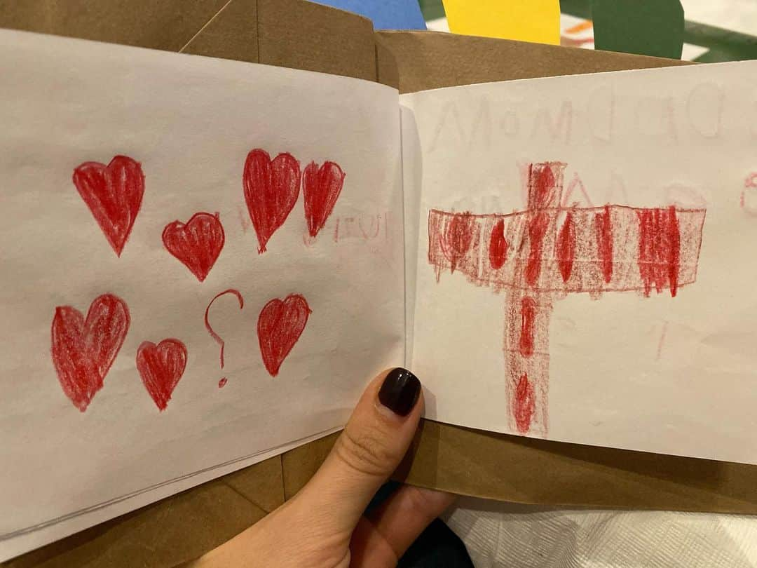 ヒラリー・スコットさんのインスタグラム写真 - (ヒラリー・スコットInstagram)「This is Eisele’s Thankful Book she made for Thanksgiving in kindergarten. This was our conversation about this page... Eisele: “I’m thankful for Jesus and the Cross.” Me: “That is SO beautiful Eisele! What is that question mark surrounded by hearts?” Eisele: “The hearts are because I love Jesus and the question mark is because I don’t know what He looks like.” AND THEN I FAINTED FROM LAUGHTER. 🤣」11月27日 3時24分 - hillaryscottla