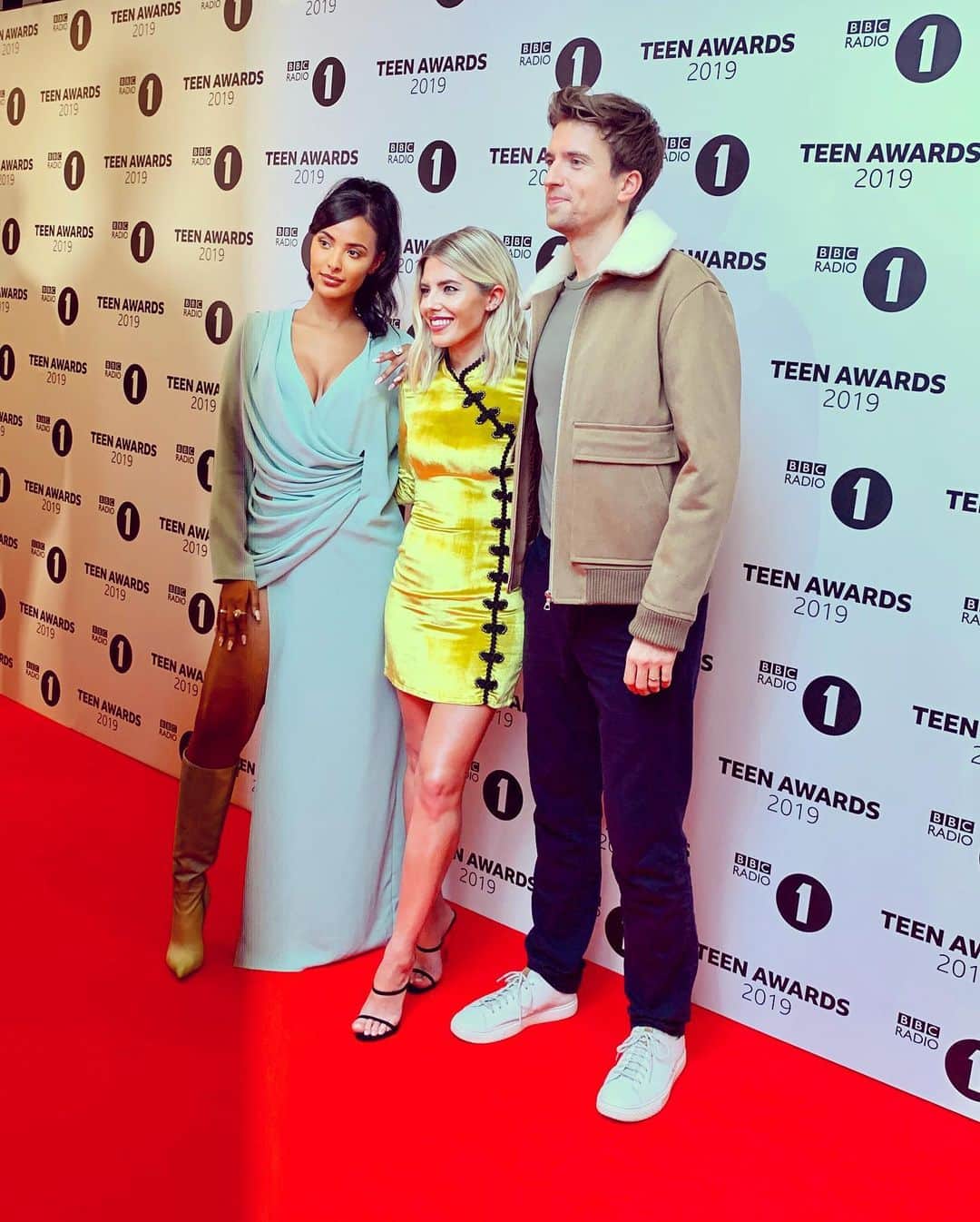 Mollie Kingさんのインスタグラム写真 - (Mollie KingInstagram)「Such a fun time hosting the @bbcradio1 Teen Awards with @greg_james @mayajama! We met some incredible people who were crowned Teen Heroes and couldn’t be more deserving of it. Huge congratulations to Rachel, Scarlet and Hazel. You are so inspiring and should be so proud of who you are and everything you do 🧡」11月27日 3時24分 - mollieking