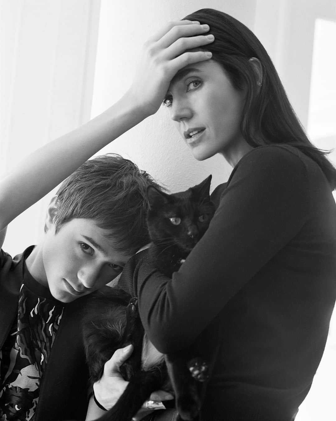 ブルース・ウェーバーさんのインスタグラム写真 - (ブルース・ウェーバーInstagram)「#JenniferConnelly and her son #StellanBettany for @mastermind.magazine, Golden Beach, FL 2017」11月27日 3時23分 - bruce_weber