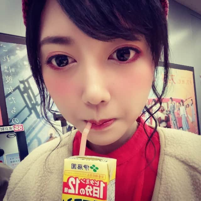 小原尚子のインスタグラム：「挙動不審なのがよく分かる 1日分のビタミンは 16秒で摂取し終わります」