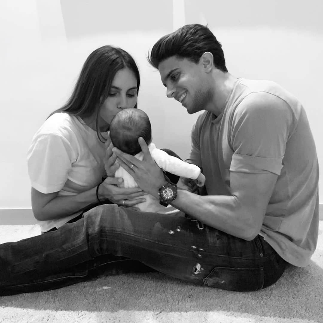 マルク・バルトラのインスタグラム：「Primer cumple mes de Max 👶🏻🎂 #BabyBoy #FamiliaDe5 @melissajimenezgp 😘」