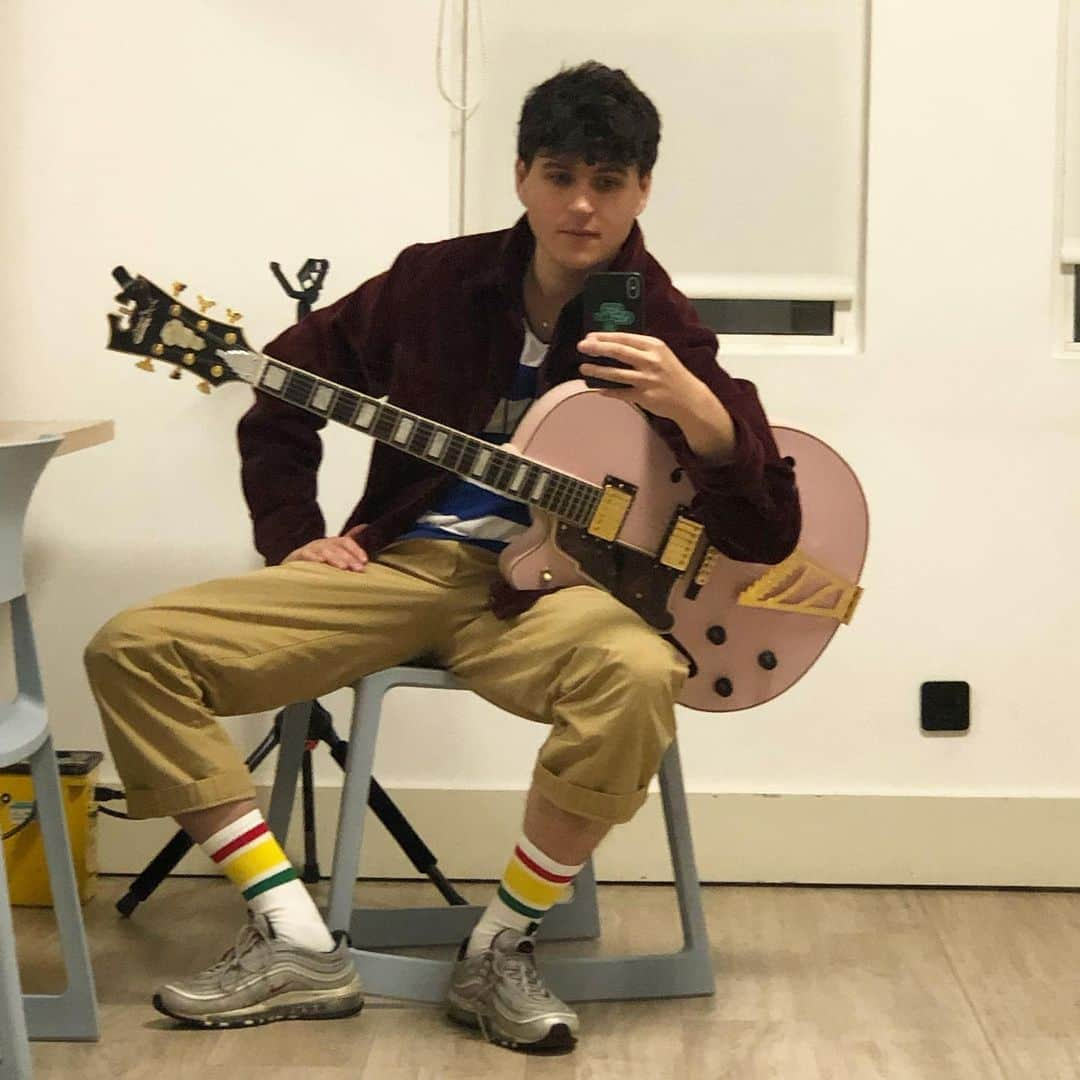 エズラ・クーニグのインスタグラム：「backstage with pink guitar」