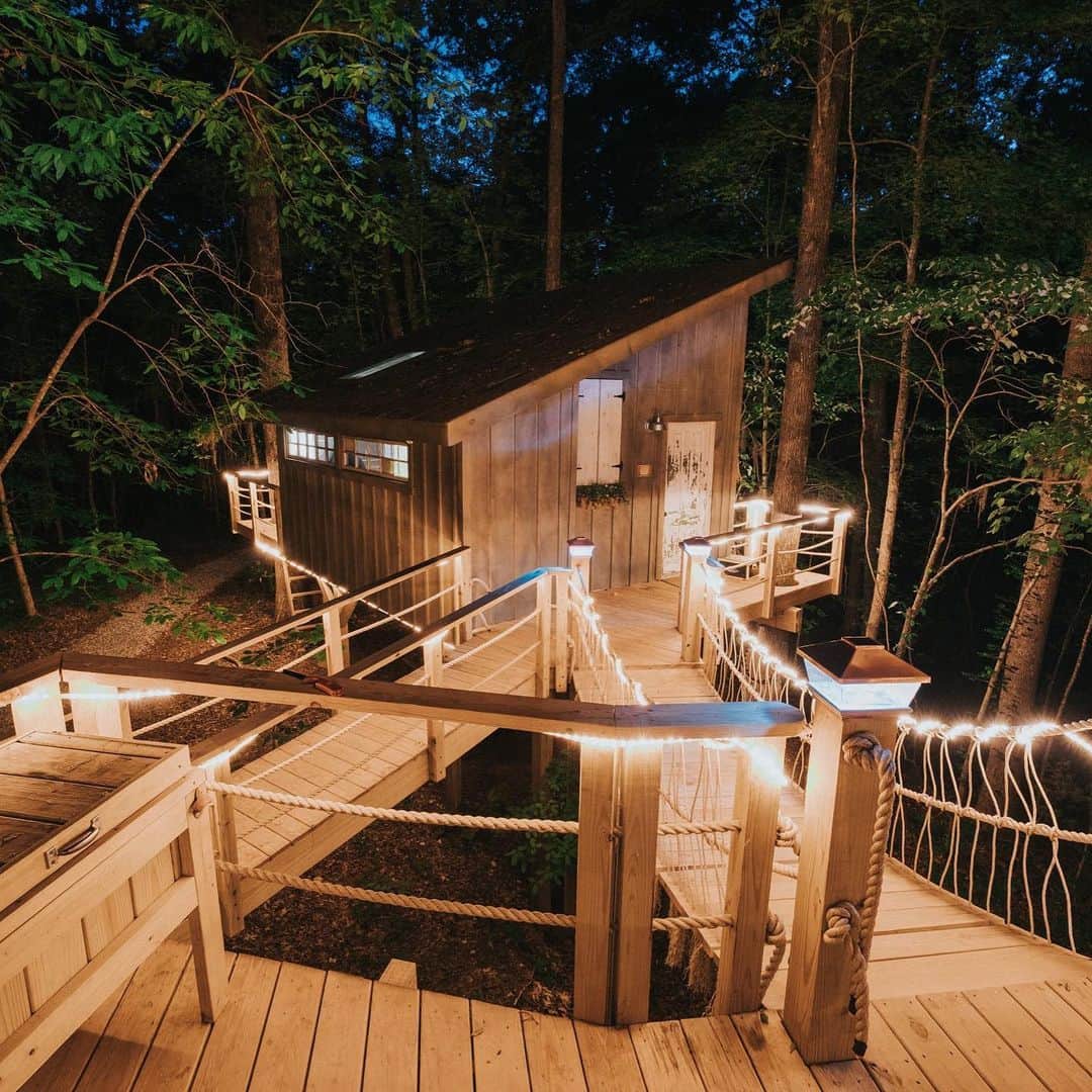 ジョーダン・ロジャースのインスタグラム：「*TREEHOUSE VACATION GIVEAWAY* In the spirit of Thanksgiving, @joelle_fletcher & I want to treat one of our followers to a 2-night getaway in a dreamy, luxury treehouse at the #1 Airbnb in South Carolina!! And YOU get to nominate the winner!⁣ Tell us who you’re most thankful for this year and why they deserve an amazing vacation to rest, recharge, and reconnect. ⁣ The winner will receive a 2-night stay at Bolt Farm Treehouse in Walhalla, SC. ✨  To enter:⁣ 1. Follow: @jrodgers11 @joelle_fletcher & my friends at @boltfarmtreehouse  2. Tell us who deserves to win this unforgettable treehouse experience & share why in my comments below👇🏽 & on @joelle_fletcher & @boltfarmtreehouse profiles!  Bonus entry! Screenshot this post & share it in your story + tag the person you want to nominate along with @jrodgers11 @joelle_fletcher & @boltfarmtreehouse so we can see it!  WE ARE SO THANKFUL FOR ALL OF OUR AMAZING FOLLOWERS, EACH AND EVERY ONE OF YOU!!!」