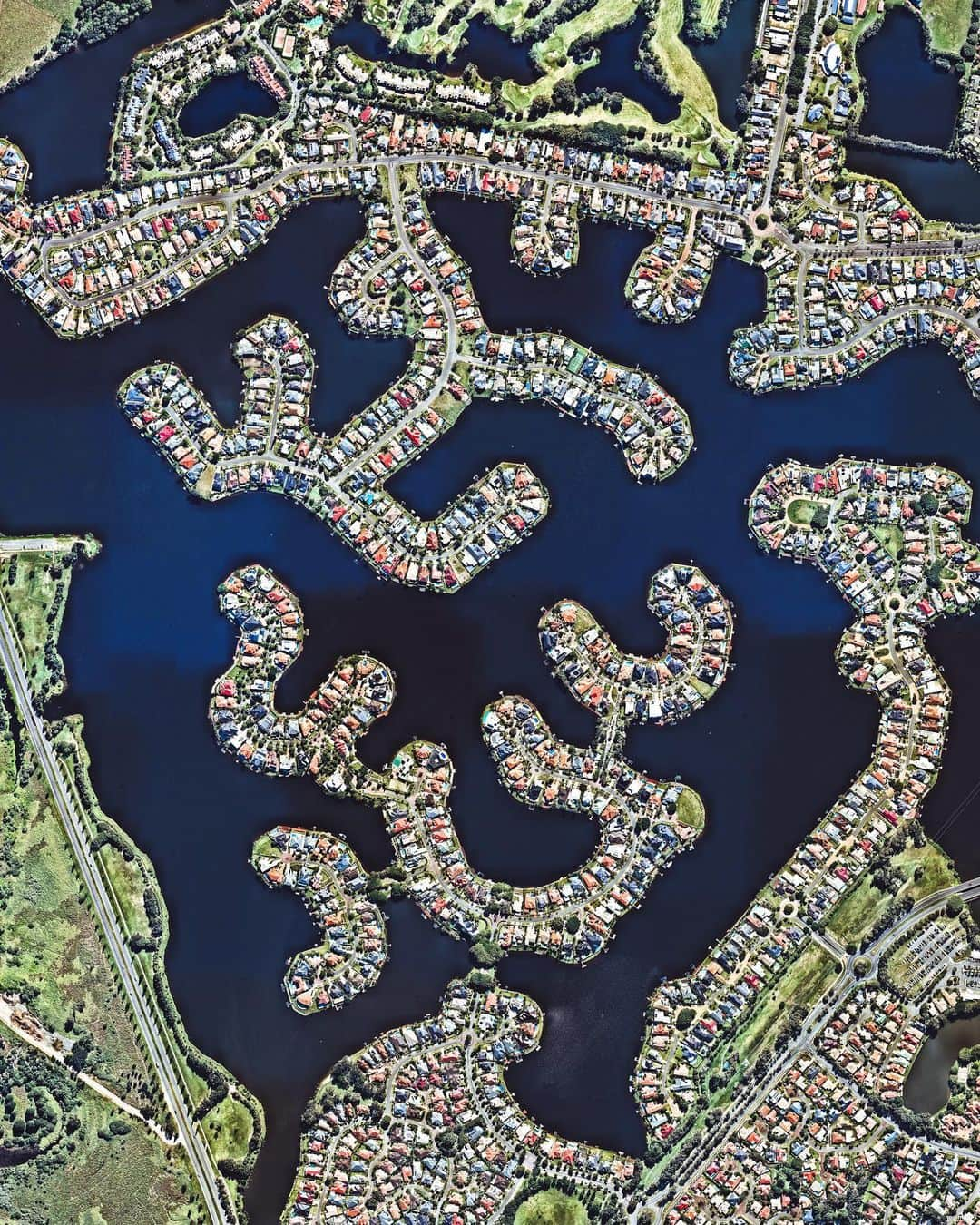 Daily Overviewさんのインスタグラム写真 - (Daily OverviewInstagram)「Clear Island Waters is a suburb on the Gold Coast in Queensland, Australia. Built around artificial canals, it is a residential community that is home to roughly 4,000 people. Clear Island Waters is just a few miles west of Mermaid Beach, one of many beaches along the Gold Coast's 43-mile coastline. /// Created by @dailyoverview, source imagery: @nearmap」11月27日 3時55分 - dailyoverview