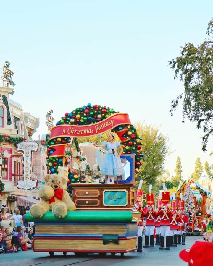 ディズニーランドさんのインスタグラム写真 - (ディズニーランドInstagram)「It’s time to share the magic of the merriest season of all✨ #AChristmasFantasyParade #HolidaysBeginHere #Disneyland (📷: @angie.bee.disney)」11月27日 4時01分 - disneyland