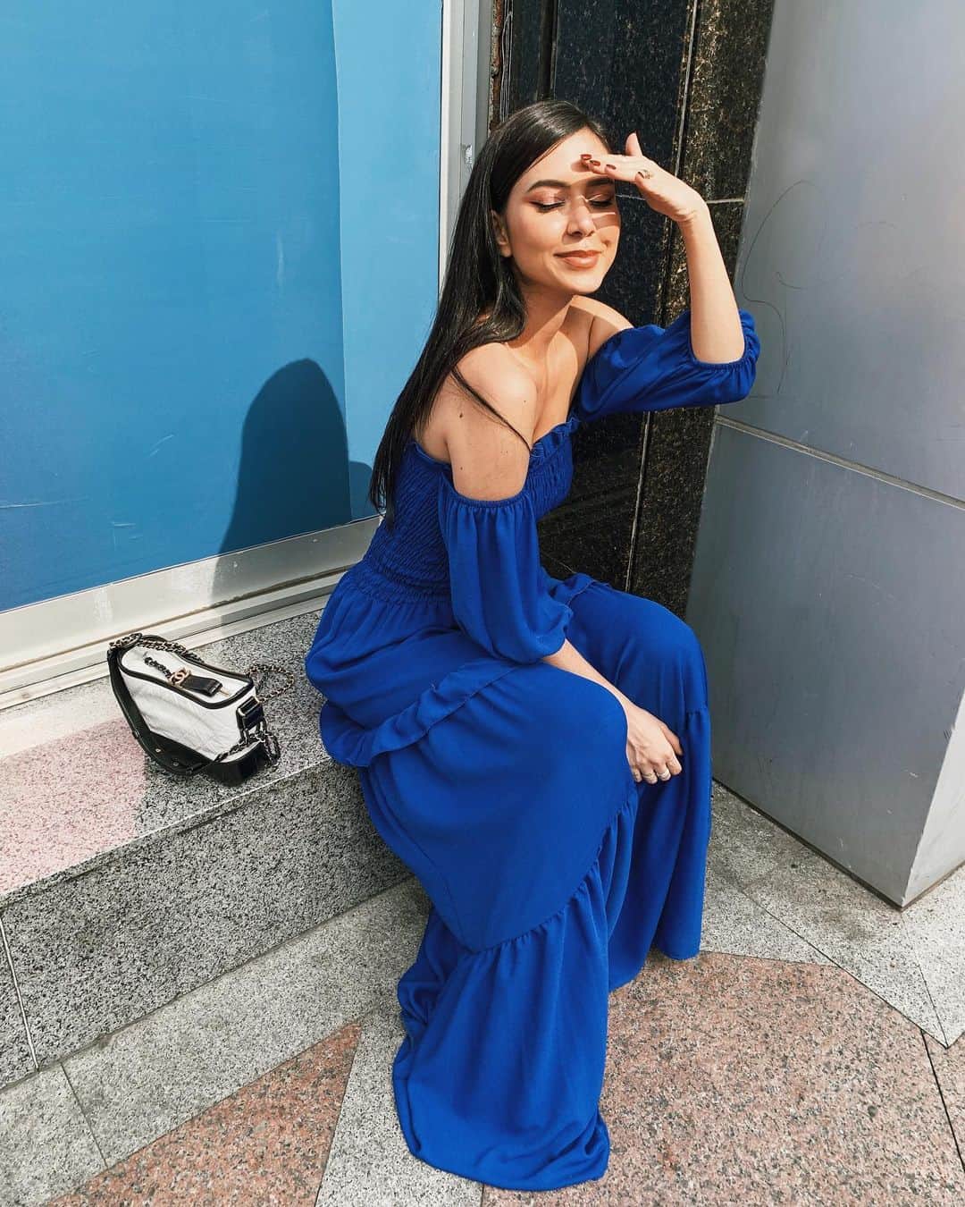 Gabriela Salesのインスタグラム：「Hoje eu tô o próprio meme da caneta azul kkk. Dia de fotos para o @megapolomoda ! Fica dica pros lojistas que ainda não garantiram as compras pro final de ano! O Mega Polo está cheio de novidades e novas lojas 💙💙💙」