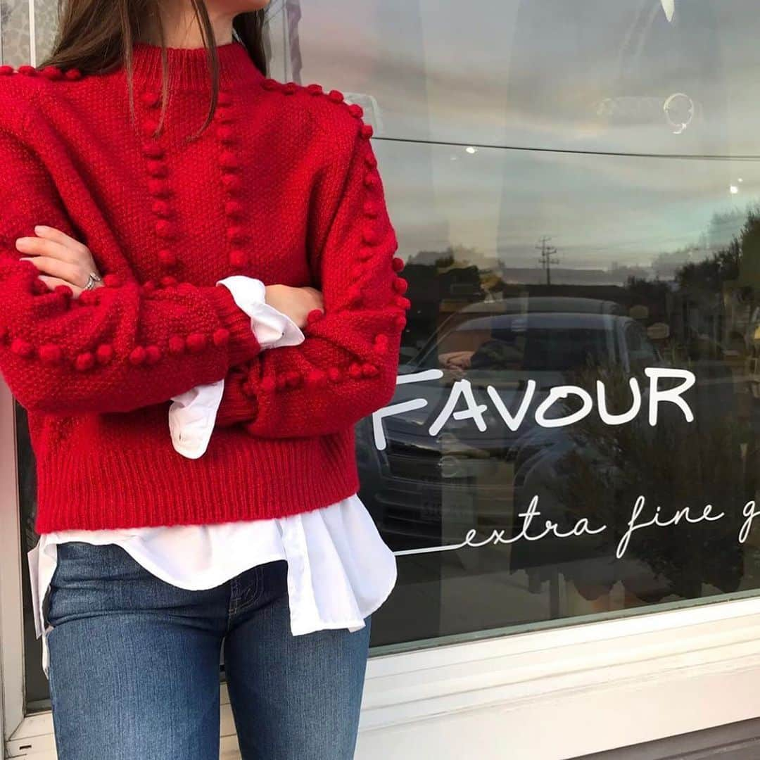 フランク&アイリーンさんのインスタグラム写真 - (フランク&アイリーンInstagram)「@shop.favour showing off our favorite winter look! The perfect sweater with a peek of your shirt collar showing through. Winter dressing doesn’t get better ❄️ If you’re in Santa Ynez, be sure to stop by this beautiful shop.  #ShopLocal #FrankandEileen」11月27日 4時03分 - frankandeileen