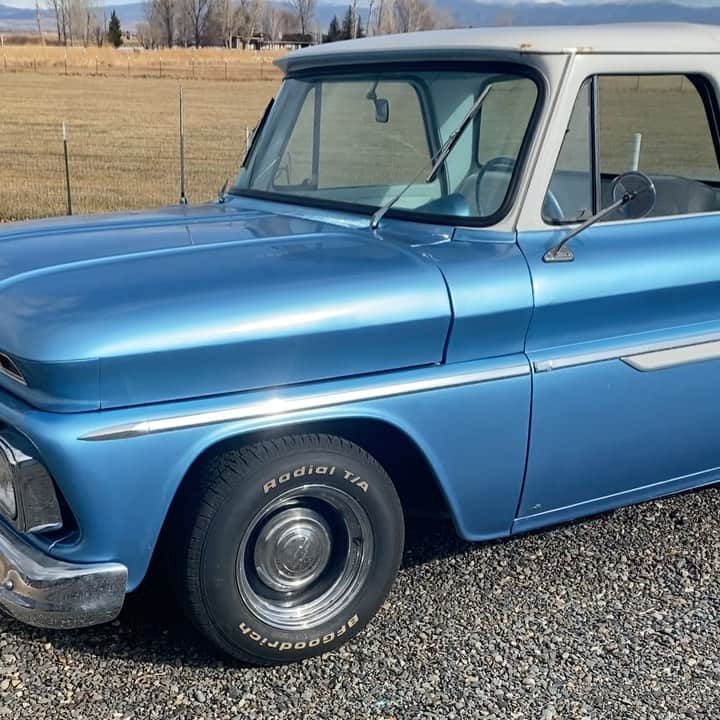 ストーン・コールド・スティーブ・オースチンのインスタグラム：「My daily driver in Nevada and Los Angle Eze. Ol Blue and Double F.  Trickle charger still hooked up to keep battery fresh. Ain’t nothing worse than a dead battery when you get home..」