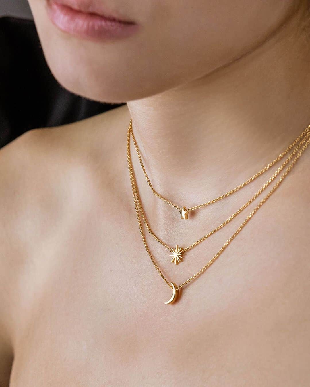 フォリフォリさんのインスタグラム写真 - (フォリフォリInstagram)「A bare neck and three rows of brilliance. Simply irresistible! 🤩 Discover our gold plated Wishing On necklace in-store and online.  #follifollie #necklace #jewellery #fw19 #shinebright #wishingon」11月27日 4時10分 - follifollie