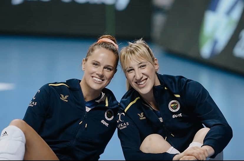 のインスタグラム：「Always laughing with this one @brankicam12 👯‍♀️ see why in our newest vlog.. link in bio ✨」