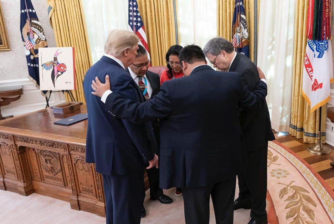 ドナルド・トランプさんのインスタグラム写真 - (ドナルド・トランプInstagram)「President Donald J. Trump signs an Executive Order to establish a Task Force on Missing and Murdered American Indians and Alaska Natives on Tuesday, Nov. 26, 2019, in the Oval Office of the White House.」11月27日 4時15分 - realdonaldtrump