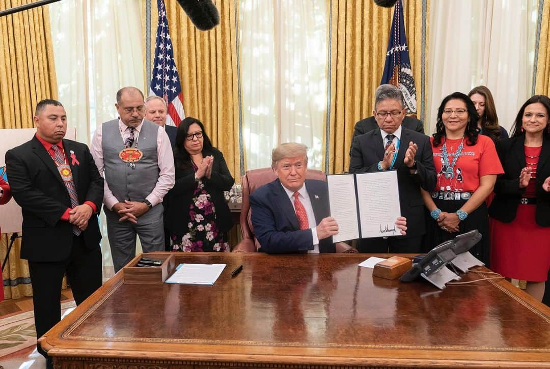 ドナルド・トランプさんのインスタグラム写真 - (ドナルド・トランプInstagram)「President Donald J. Trump signs an Executive Order to establish a Task Force on Missing and Murdered American Indians and Alaska Natives on Tuesday, Nov. 26, 2019, in the Oval Office of the White House.」11月27日 4時15分 - realdonaldtrump