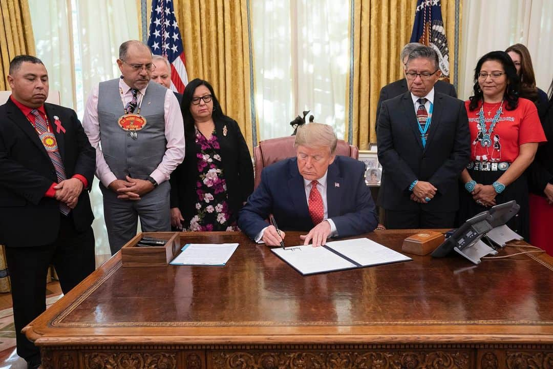 ドナルド・トランプさんのインスタグラム写真 - (ドナルド・トランプInstagram)「President Donald J. Trump signs an Executive Order to establish a Task Force on Missing and Murdered American Indians and Alaska Natives on Tuesday, Nov. 26, 2019, in the Oval Office of the White House.」11月27日 4時15分 - realdonaldtrump