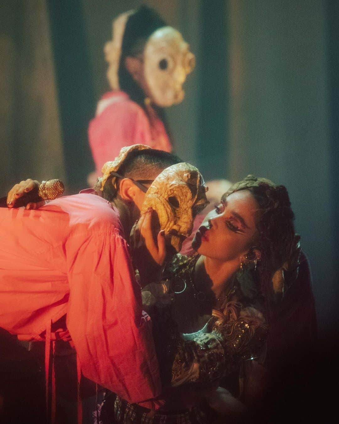 FKAツイッグスさんのインスタグラム写真 - (FKAツイッグスInstagram)「when starting magdalene my only wish was to let my insides out and directing magdalene the tour  alongside the incredible @theo.adams has just been one of the most amazing creative experiences and through performance my vision came to life. last night i was honoured to perform at @o2academybrix. i was soooo happy to be playing in london, my home and my heart and with such a beautiful audience we all made it an iconic and unforgettable night all together. i will never forget this tour. thank u so much to everyone involved <3  photo @aalisub」11月27日 4時19分 - fkatwigs