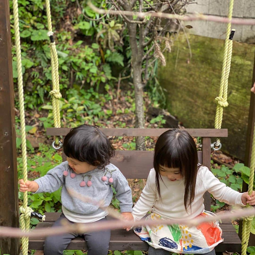 酒井景都さんのインスタグラム写真 - (酒井景都Instagram)「赤ちゃん大好き💕な様子。お友達の鎌倉のお家。お庭広くてブランコもあって最高でした。木湖のベビーカーも柵も使わなくなると同時にこちらのお家へ。助かるとの声こちらが有難い。  #2歳5ヶ月 #今日のきこたま」11月27日 4時23分 - katiiesakai