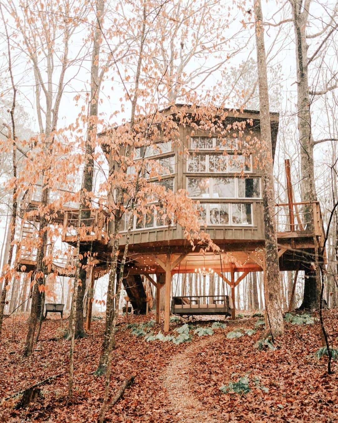 ジョジョ・フレッチャーのインスタグラム：「**WINNER CHOSEN** In the spirit of Thanksgiving, @jrodgers11 & I want to treat one of our followers to a 2-night getaway in a dreamy, luxury treehouse at the #1 Airbnb in South Carolina and YOU get to nominate the winner!⁣ Tell us who you’re most thankful for this year and why they deserve a carefree vacation to rest, recharge, and reconnect. ⁣ The winner will receive a 2-night stay at Bolt Farm Treehouse in Walhalla, SC. ✨  To enter:⁣ 1. Follow: @joelle_fletcher @jrodgers11 & our friends at @boltfarmtreehouse  2. Tell us who deserves to win this unforgettable treehouse experience & share why in the comments on all three profiles.⁣ Bonus entry! Screenshot this post & share it in your story + tag the person you want to nominate along with @jrodgers11 @joelle_fletcher & @boltfarmtreehouse so we can see it!  WE ARE SO THANKFUL for every single one of you that has continued to support and follow us through it all.  LOVE YOU ALL SO MUCH! 💕」
