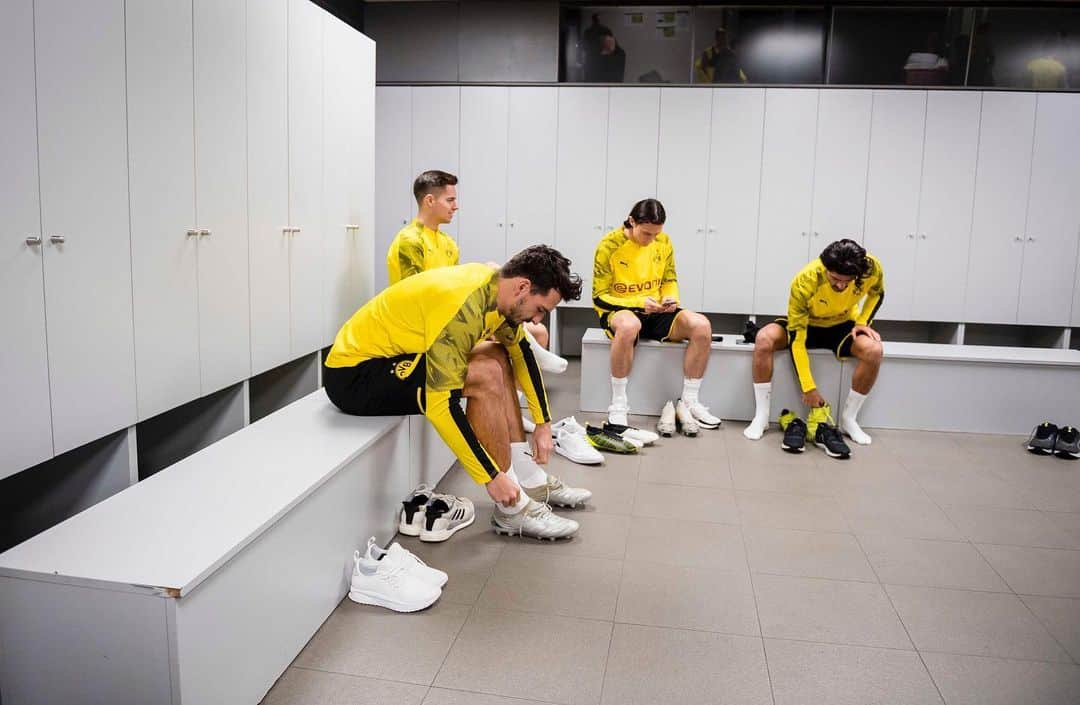 ボルシア・ドルトムントさんのインスタグラム写真 - (ボルシア・ドルトムントInstagram)「🚪👀 Backstage: 👉 dressing room pics. #BarcaBVB」11月27日 4時27分 - bvb09