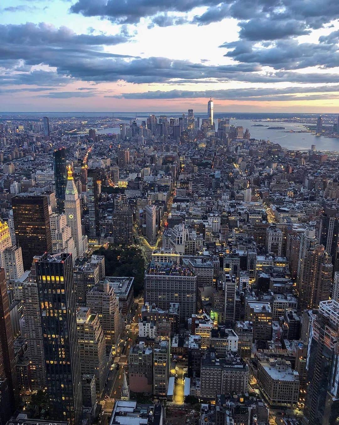 Empire State Buildingさんのインスタグラム写真 - (Empire State BuildingInstagram)「Cold weather can’t stop these views! 🙅‍♀️ . Enjoy our open-air Observatory all season long with the comfort of our newly installed heaters. 🔥 . 📷: @maryangius46 #EmpirestateBuilding」11月27日 4時37分 - empirestatebldg