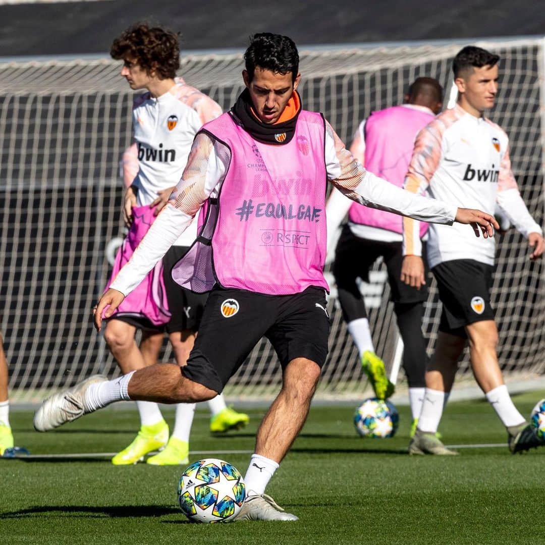 ダニエル・パレホのインスタグラム：「Somos el Valencia y todos juntos somos capaces de lograr lo que nos propongamos. Mañana va a ser un día grande... #amuntvalencia #amuntsempre #ucl」