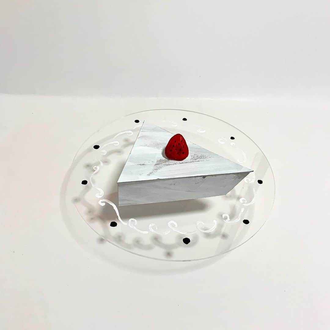 利光春華さんのインスタグラム写真 - (利光春華Instagram)「紙でケーキを作ってみた。  #gift #イラストレーション #イラスト #illustration  #harukatoshimitsu  #利光春華」11月27日 15時33分 - harukatoshimitsu