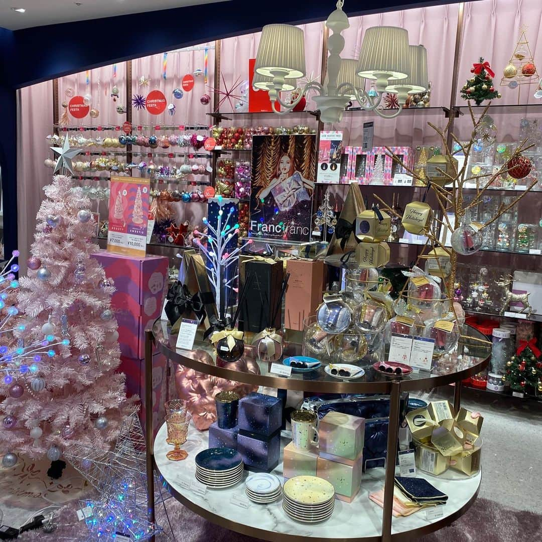 meguri.kさんのインスタグラム写真 - (meguri.kInstagram)「玄関のルームフレグランスをクリスマス仕様にチェンジ✨ ・ Francfrancの新商品なんだけど、 キラキラのオーナメントをイメージしたデザインなんだって🎄 ・  中にはラメや星のスパンコールが入っていてオイルはゴールド✨キラキラに弱い…🙈💓 一目惚れで即購入✨ ・  箱も可愛かったからプレゼントにも喜ばれそう💓 ・ 久々にFrancfranc 松坂屋名古屋店　行ったんだけど、今季のテーマが"cosmic"（宇宙の、宇宙的な、神秘的なという意味）で色んなアイテムがあってワクワクした🤭♫ ・ スターウォーズのツリーもあったよー！凄っ！ファンにはたまらないですね💓 ・ クリスマスアイテムも充実してた♫オーナメント欲しいなぁ…物欲が…🙈 ・ SNS投稿キャンペーンやってるみたいなのでFranc franc好きさんは要チェック！！👉@francfranc_life ・ ちゃっかり私も参加させて頂きます🙋‍♀️ ・  #cosmicchristmas#francfranclife#松坂屋名古屋店#松坂屋アンバサダー#PR#francfranc#フランフラン#雑貨#インテリア#暮らし#玄関#ルームフレグランス#ディューザー#アロマディューザー#香り#AMELIA#フローラ#ゴールド#クリスマス#クリスマスアイテム#クリスマスインテリア#キラキラ#Xmas#christmas#くらし#暮らしを楽しむ#暮らしを整える#日々のこと#シンプルライフ」11月27日 15時33分 - meguri.k