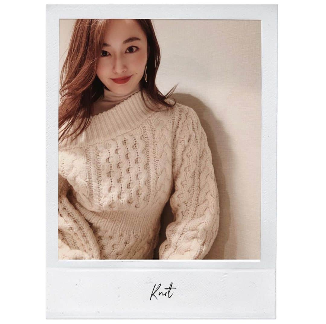 小祝麻里亜のインスタグラム：「2年前に買ったニット。 アシンメトリーなデザインと、ニットの編みがお気に入り🧶 ． 片方の肩からデコルテを肌見せして着るのも可愛いのに、肌なんて見せる余裕もなく寒くなってしまった🥶🥶 ． だから、うすいタートルのインナーを着て。 ここ数日は暑いぐらい厚着してます🔥 ． ． ＿＿＿＿＿＿＿＿ #outfit #coordinate #look #instafashion #lagunamoon #셀스타그램 #얼스타그램 #코디 #스타일링 #데일리 #데일리룩 #오오티디 #コーデ #きょこ #冬コーデ #ニット」