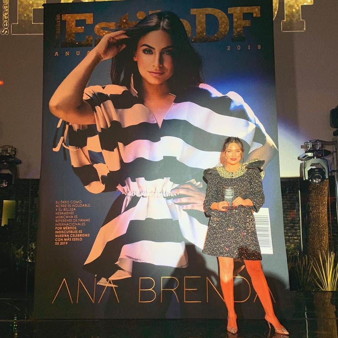 Ana Brenda Contrerasのインスタグラム：「Gracias infinitas @estilodf por este reconocimiento, me siento honrada habiendo tanta gente que admiro por ahí. Feliz  cumpleaños 9 !!! desde el inicio han sido cómplices de muchos momentos en mi carrera. Larga vida!  Gracias interminables a todos los fans y gente bonita por aquí.. no me caben las palabras para agradecer su apoyo.  17 años se dicen fácil pero mi familia y amigos saben lo que hemos vivido y el pilar que son para mi @blanquitaperezg @betoc  Mi equipo mi @trianacasados @bbtalome @a.carolina.lh ❤️🥰 ( créditos en fotos gracias , siempre)  Esta carrera no es fácil... y me falta mucho por hacer , pero estos detalles alimentan el alma del artista también y se disfrutan... como no 😉  Los quiero mucho!  A❤️」