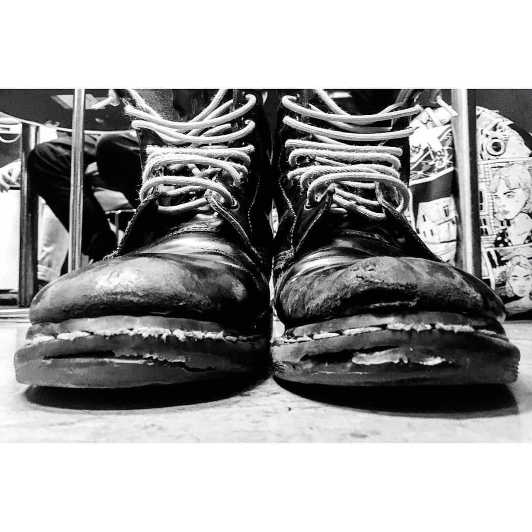 のインスタグラム：「Every day, works hard.  My Dr.Martens was broken down...😭 #drmartens #殺影で履くから2年くらいでこうなる」