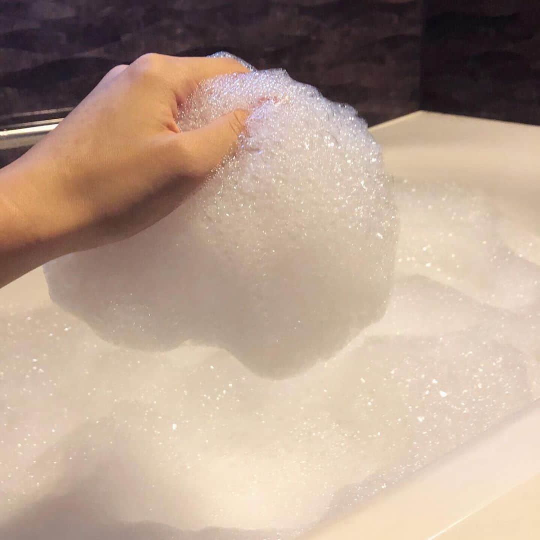 yuriさんのインスタグラム写真 - (yuriInstagram)「／ bouncia. ・ ・ 数分つかるだけで全身をこすらず洗えるボディソープ、 #ヤバ泡風呂 ができる#つかるだけ泡エステ という 新商品を#バウンシア（@bouncia_official）様から いただいてお試ししました。 ・ ・ #ヤバ泡 を作るコツは 泡になるべくシャワーが当たらないよう 湯面に近いところで強めに出すこと。 ・ ボディソープと同じやさしいホワイトブーケと エアリーソープのいい香りを放ちながら びっくりするほどモッコモコ。 作ってる時からかなり面白かったけど 子どもも予想通りの大興奮。 ・ キラキラした泡風呂で やさしい香りにふわふわ包まれたお風呂上がりは ご褒美感が半端なくて、心も潤った〜🧖🏻‍♂️ ・ ・ ----------------------------------------------- #シンプルライフ#持たない暮らし#片付け#収納#子ども服#シンプルインテリア#暮らし#整理整頓#シンプルな暮らし#断捨離#北欧インテリア#ミニマリスト#牛乳石鹸#泡風呂#バスタイム#バブルバス#ご褒美#PR」11月27日 15時36分 - yur.3