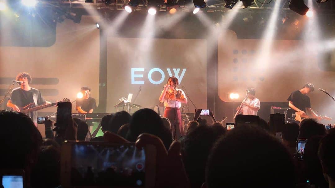 八尋莉那のインスタグラム：「昨夜はEOWのワンマンライブでした🤍  4.5年ぐらい前になりますが、ボーカルのLacoちゃんと出会ってこんなに心動かす声の人っているんだ、、と衝撃を受けたことを覚えています。 らこちゃんがシンガーソングライター時代から作った曲も大好きだけど、バンドで歌っている曲も姿も大好き❤︎ いい曲が沢山増え続けていて目が離せないバンドです✨  今の時代、SNSで動画も見れちゃいますが、音以外のものを感じることができる生のライブはやっぱり最高で。 皆さんにEOWのライブを心からお勧めしたいです🥺 メンバーお一人お一人が持つ唯一無二の存在感もやっぱりライブだとより感じられるんじゃないかなぁ✨ 昨日のステージ本当に良かった💕  @eow_jpn  @laco_eow  @yutaroonbass  @yudymusic23  @daisetsu_sato  @ma_mu_see  @yu_otake ・ ・ 昨日はらこちゃんと共通の友人、さきちゃんと行きました👩さきちゃん、最高の夜だったねぇ🥰 @sakiko_dayo ・ ・ #EOW#渋谷duo#ワンマンライブ#バンド#live#band#singer#music#instamusic#instagram#good#라이브라이브#밴드」