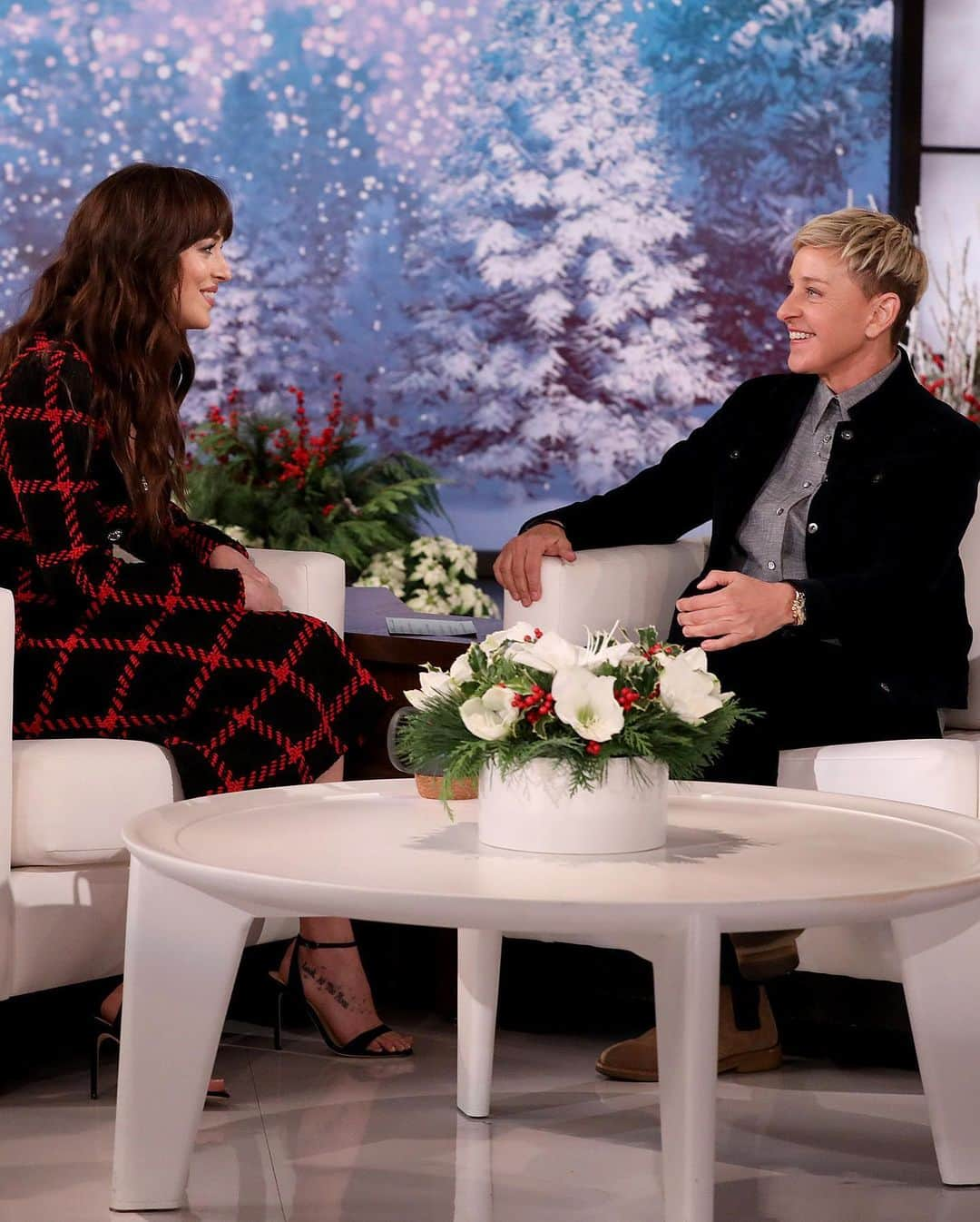 Just Jaredさんのインスタグラム写真 - (Just JaredInstagram)「@dakotajohnson is on the Wednesday episode of @theellenshow and the interview took an awkward turn so quickly... Tap this photo at the link in bio for the full video! #DakotaJohnson #EllenDeGeneres Photos: Michael Rozman/Warner Bros.」11月27日 14時06分 - justjared