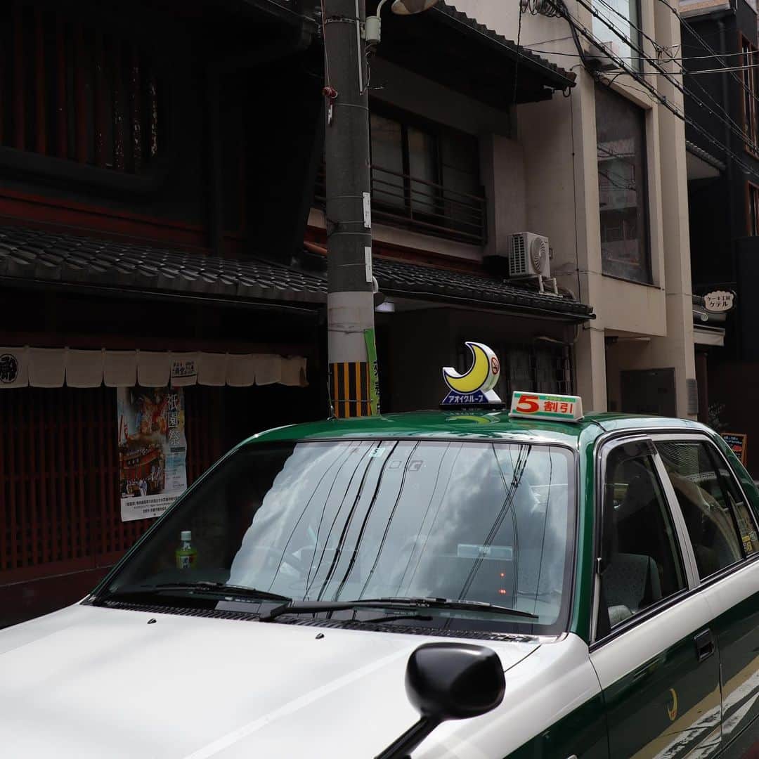 甲斐みのりさんのインスタグラム写真 - (甲斐みのりInstagram)「『アンドプレミアム』での、 3回限定の連載「ヨソさんの京都」。 3回目は、京都のタクシーの行灯の話しを。  #アンドプレミアム #京都おでかけ帖 #乙女の京都 #京都ロマンチック案内 #タクシー行灯配色」11月27日 14時12分 - minori_loule