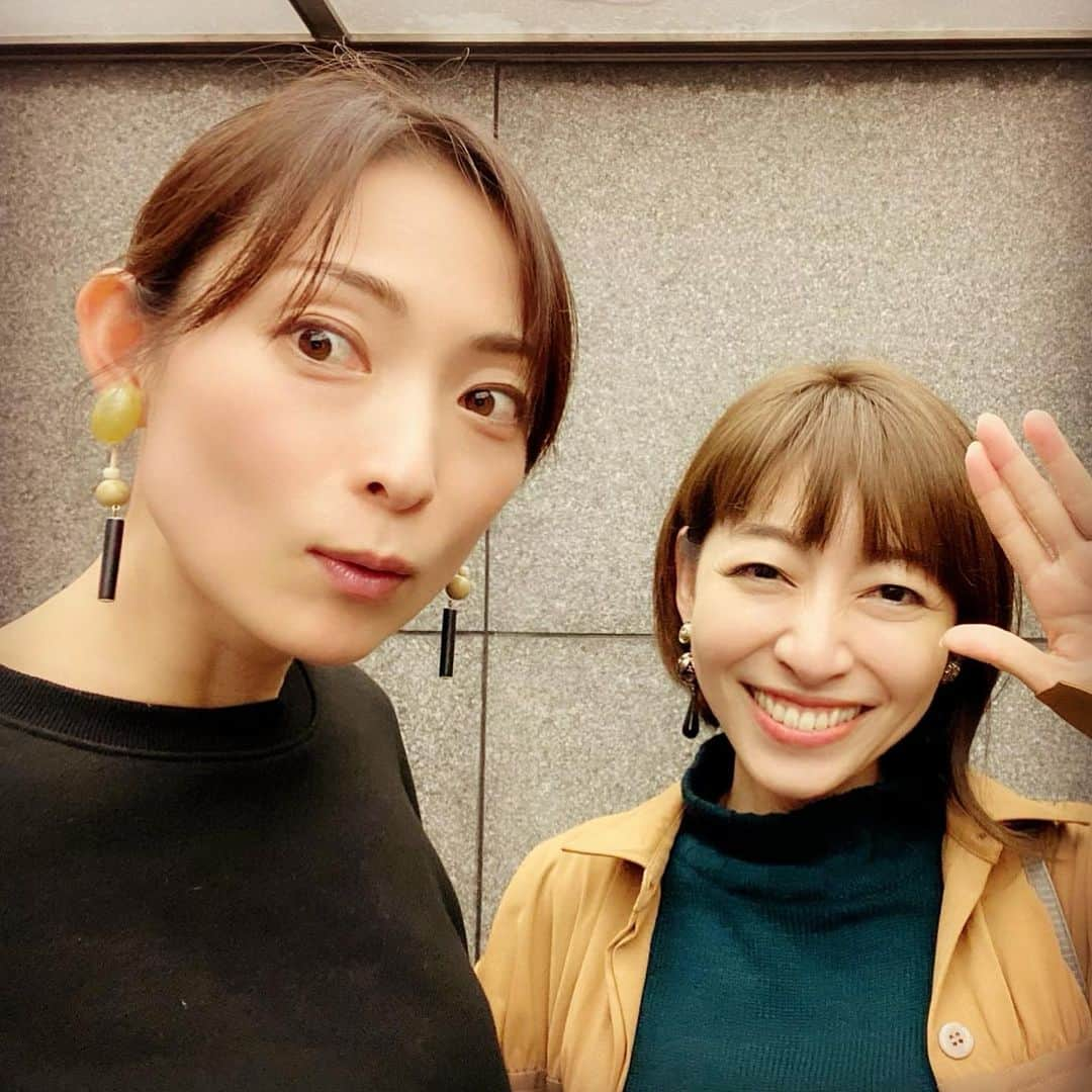 由梨香さんのインスタグラム写真 - (由梨香Instagram)「日曜日までの締め切り曲を仕上げて﻿ ﻿ 先日はご褒美タイムの英子さま😍💕﻿ ﻿ お昼に集まって、もりもり野菜を食べて🥗﻿ お互いのライブの話やお礼や近況などなど﻿ あっという間の夜一歩手前…🌙✨﻿ はやーい！﻿ ﻿ 話に集中してばかりで﻿ 私達いつも写真撮り忘れるので笑﻿ 今日は撮ろうと別れ際にその辺のビルで🏢笑﻿ (色気なし笑🤣)﻿ ﻿ あぁぁ。﻿ リラックスもできて刺激的でパワーも貰えるなんて﻿ なんて有り難い存在。﻿ ありがと、えいこさまー💕﻿ ﻿ 充電完了🔌﻿ 今日までのアレンジ曲もがんばるぞー！！﻿ ﻿ #英子が立ち上がるたび　﻿ #しかし足長いなーと呟く私笑﻿ #うらやましスタイル﻿ #しかしビルが驚くほど﻿ #映えない笑﻿」11月27日 14時12分 - yurikapiano