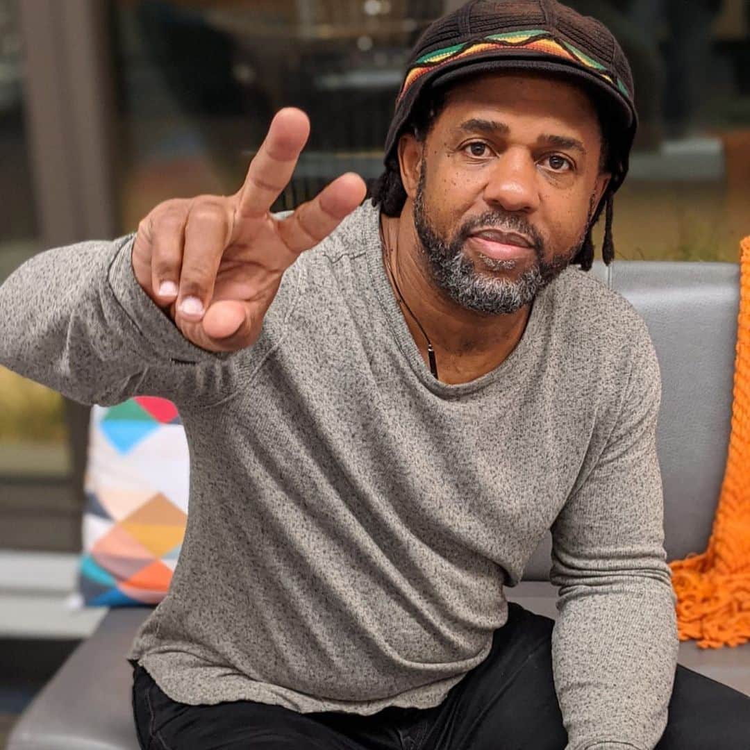 ヴィクター・ウッテンのインスタグラム：「Peace!」
