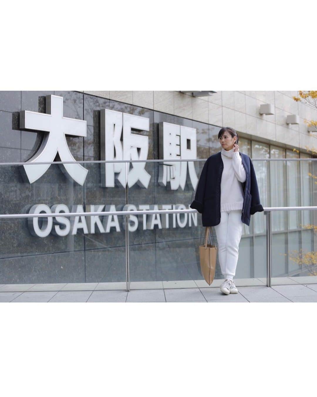 田中幸恵のインスタグラム：「_____ . 2月号の撮影日。 梅田をぐるぐるぐるぐる 寒くなるとは知らず、薄着で出てきたもんやから、寒くて寒くて、パンツとアウターを現地調達笑 . 運良く、今日からルクアイーレでポップアップしてる　@kuchidesign  の白のスウェットパンツをゲットして穿き替え笑♡ . で、アウターは1階のUNIQLOに走り、メンズでゲット（これは息子にあげる笑）。 . ってことで、朝、家を出てきた時と格好ががらりと変わったけど、今日も元気にスナップがんばってます笑🙋‍♀️ . . （DMいただいたので、、スウェットパンツ、わたしは167センチでSサイズです） 裏起毛であったかいし、冬のロケ日の救世主やわ☺︎ @tetaniguchi1104  さまさま🙏 . . #uniqlo  #sloane  #クチデザイン　#tods #soli」