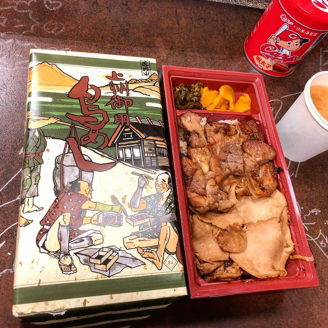 のインスタグラム：「きたきた！群馬の最強弁当！！ 今日も頑張るぞ、4本目熊谷！！(埼玉) #登利平 #鳥めし」